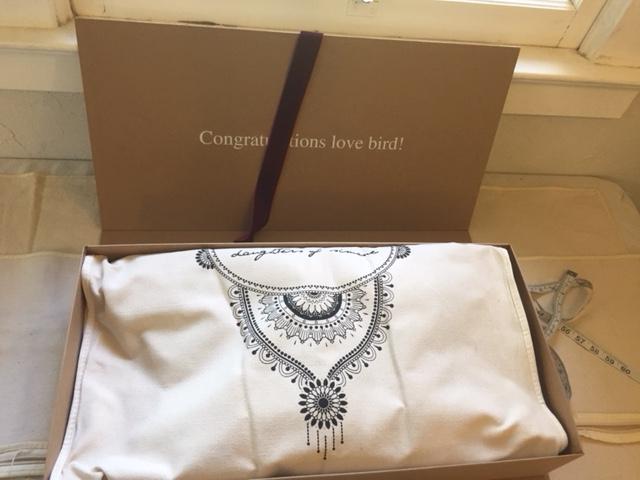Kraftpapier faltendes Geschenkbox-kundenspezifisches Logo-Hochzeits-Kleiderdruckverpacken