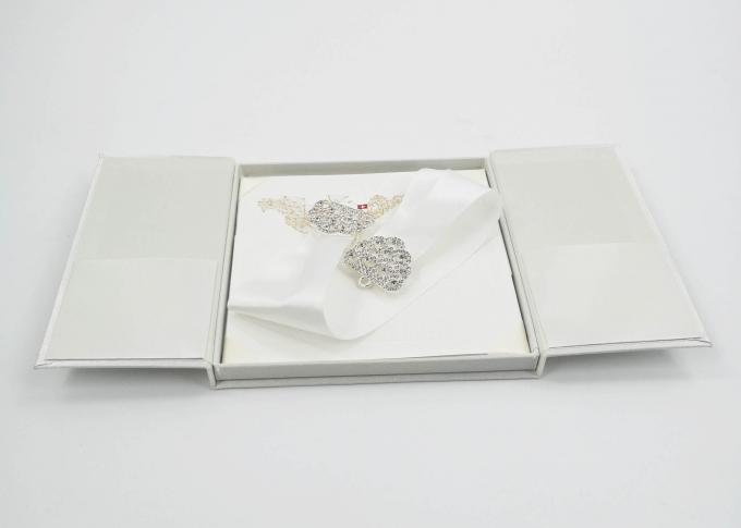 Elegante weiße Silk Pappgeschenk-Geschenkbox-Hochzeits-Einladung mit Bogen/Schnalle